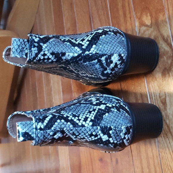 WOMENS SNAKESKIN ANKLE BOOTS SIZE 6M - Picture 3 of 4